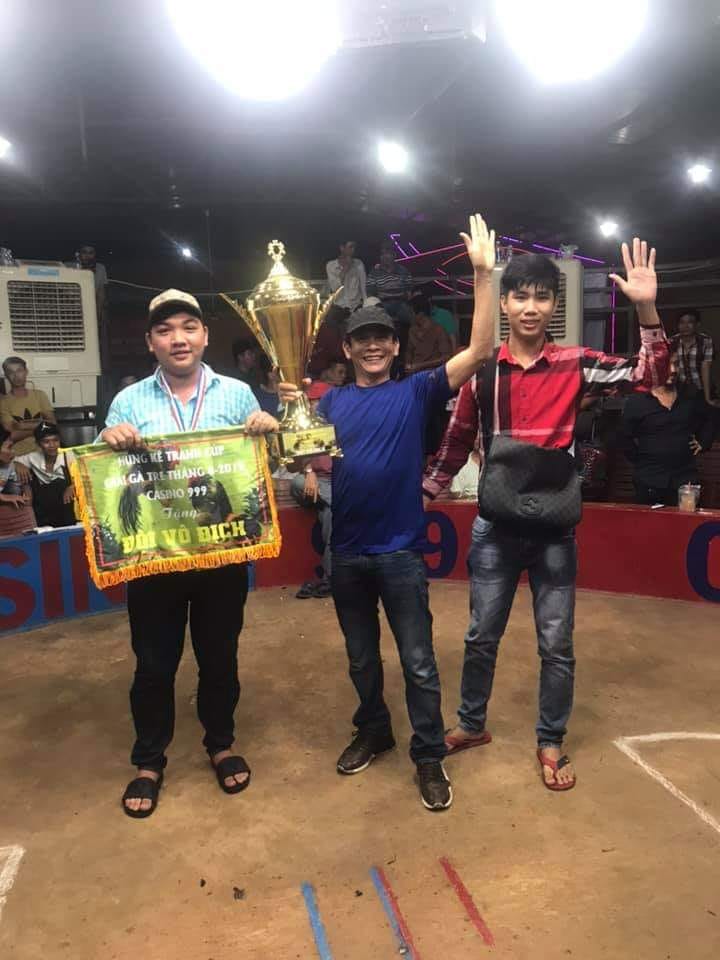 Anh Quý nhận cup giải gà tre 11/8